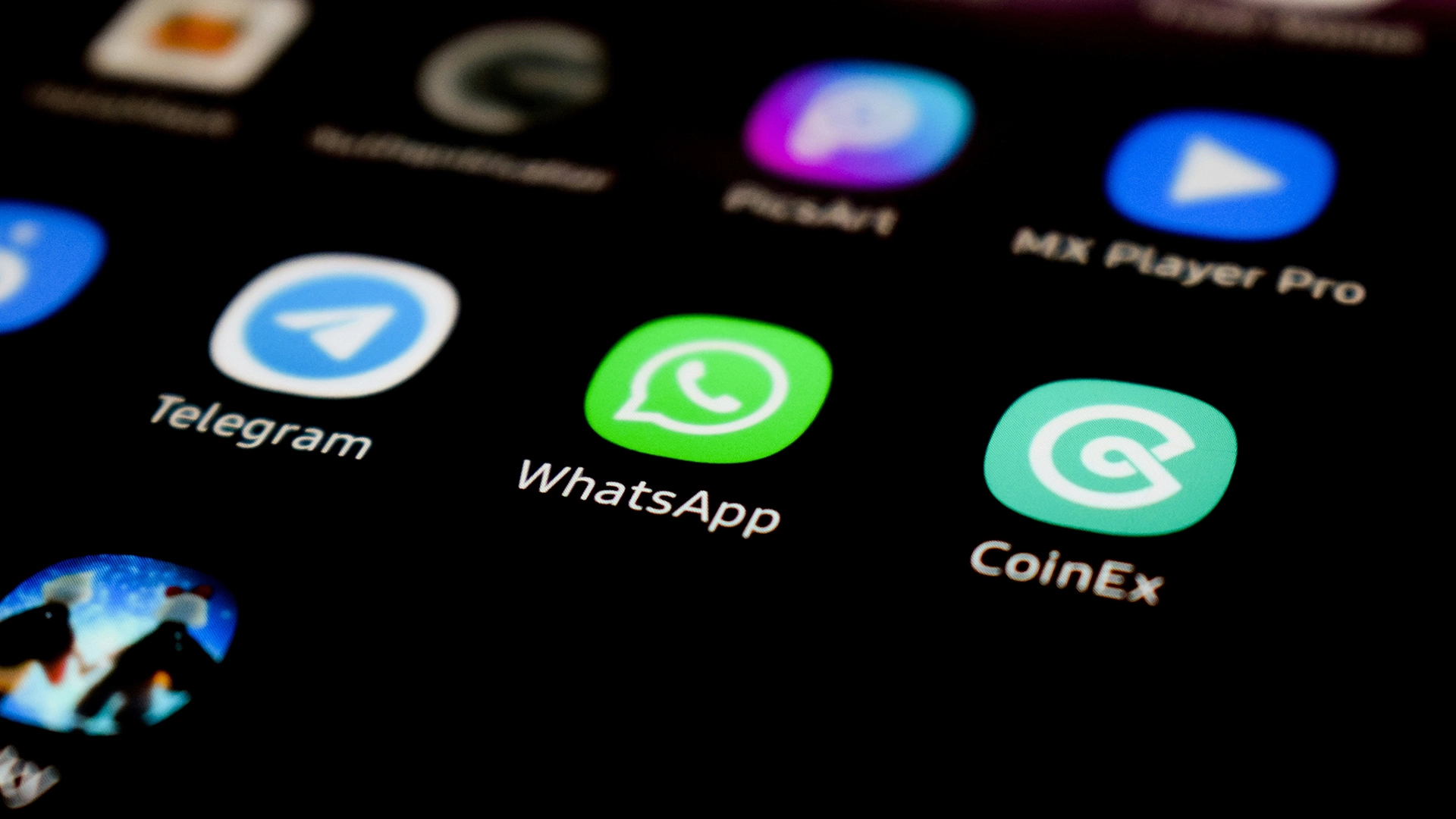 WhatsApp pokreće oglase u Statusu, dodaje značajke plaćenih kanala