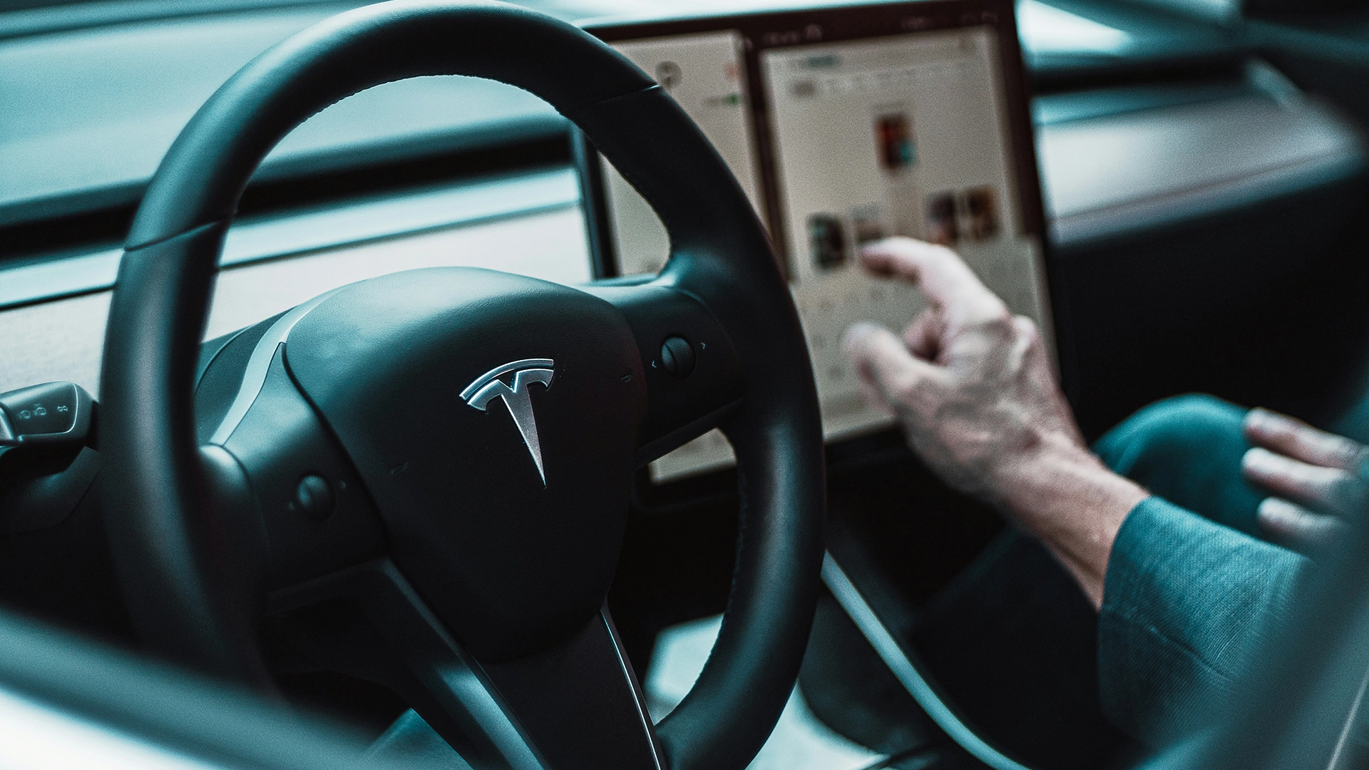 Tesla Pogođena Presudom od $243M Nakon što Haker Dohvati Podatke o Sudaru